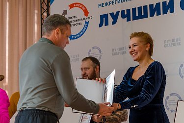 Спикер ЗС Сергей Грачев наградил лучших сварщиков